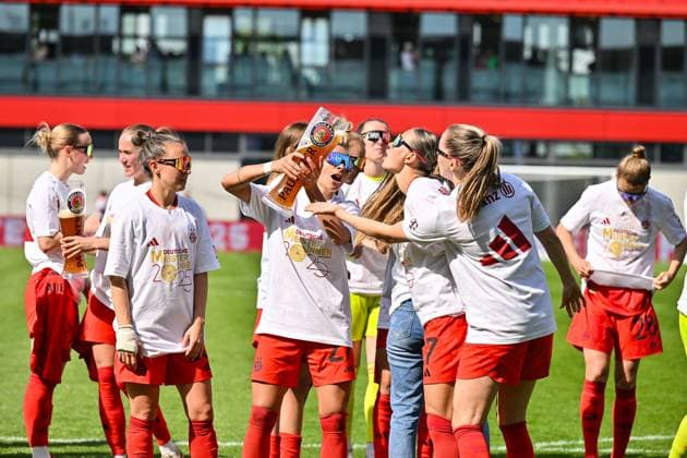 Google Pixel Frauen-Bundesliga; FC Bayern München - SC Freiburg; 27.04.2025 Die Spielerinnen des FC Bayern feiern die Meisterschaft nach dem Heimsieg gegen den SC Freiburg Frauen Bundesliga: FC Bayern Muenchen - SC Freiburg, FC Bayern Campus am 27.04.2025 Arianna CARUSO (FC Bayern Muenchen Frauen 27) gibt Klara BUEHL (FCB 17) einen Schluck auf dem Paulaner Bierkrug Bierglas Copyright: xBEAUTIFULxSPORTS Goldbergx