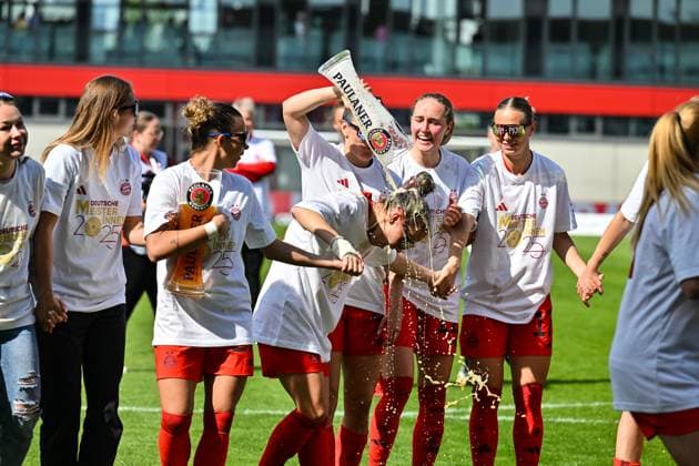 Google Pixel Frauen-Bundesliga; FC Bayern München - SC Freiburg; 27.04.2025 Die Spielerinnen des FC Bayern feiern die Meisterschaft nach dem Heimsieg gegen den SC Freiburg Frauen Bundesliga: FC Bayern Muenchen - SC Freiburg, FC Bayern Campus am 27.04.2025 Jovana DAMNJAVOVIC (FCB 9) gibt eine Bierdursche Copyright: xBEAUTIFULxSPORTS Goldbergx