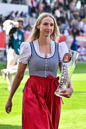Google Pixel Frauen-Bundesliga; FC Bayern München - SC Freiburg; 27.04.2025 Ein Paulaner Girl bringt das leere Bierglas Bierkrug zurueck Symbolbild Frauen Bundesliga: FC Bayern Muenchen - SC Freiburg, FC Bayern Campus am 27.04.2025 Copyright: xBEAUTIFULxSPORTS Goldbergx