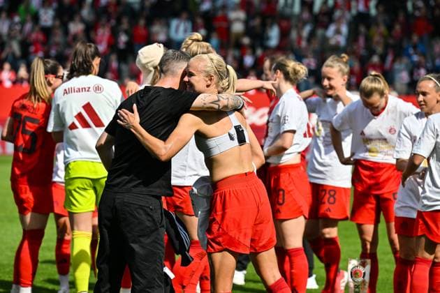 Google Pixel Frauen-Bundesliga; FC Bayern München - SC Freiburg; 27.04.2025 Die Spielerinnen des FC Bayern feiern die Meisterschaft nach dem Heimsieg gegen den SC Freiburg Frauen Bundesliga: FC Bayern Muenchen - SC Freiburg, FC Bayern Campus am 27.04.2025 Jovana DAMNJAVOVIC (FCB 9) hat Alexander STRAUS Trainer FC Bayern Muenchen Frauen mit einer Bierdusche erwischt Pernille HARDER (FCB 21) Copyright: xBEAUTIFULxSPORTS Goldbergx
