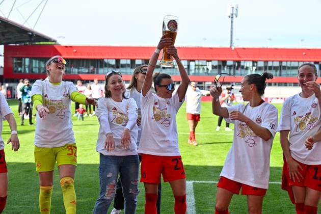 Google Pixel Frauen-Bundesliga; FC Bayern München - SC Freiburg; 27.04.2025 Die Spielerinnen des FC Bayern feiern die Meisterschaft nach dem Heimsieg gegen den SC Freiburg Frauen Bundesliga: FC Bayern Muenchen - SC Freiburg, FC Bayern Campus am 27.04.2025 Arianna CARUSO (FC Bayern Muenchen Frauen 27) mit Paulander Bierkurg Bierglas Copyright: xBEAUTIFULxSPORTS Goldbergx