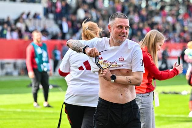 Google Pixel Frauen-Bundesliga; FC Bayern München - SC Freiburg; 27.04.2025 Die Spielerinnen des FC Bayern feiern die Meisterschaft nach dem Heimsieg gegen den SC Freiburg Frauen Bundesliga: FC Bayern Muenchen - SC Freiburg, FC Bayern Campus am 27.04.2025 Alexander STRAUS Trainer FC Bayern Muenchen Frauen wechselt sein Shirt nach einer Bierdusche Copyright: xBEAUTIFULxSPORTS Goldbergx