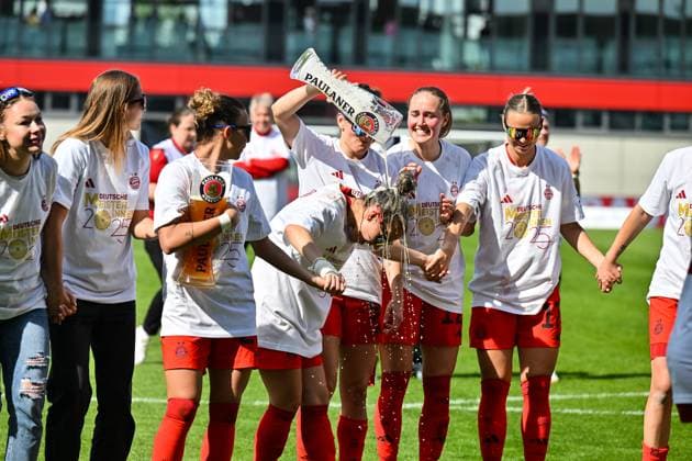 Google Pixel Frauen-Bundesliga; FC Bayern München - SC Freiburg; 27.04.2025 Die Spielerinnen des FC Bayern feiern die Meisterschaft nach dem Heimsieg gegen den SC Freiburg Frauen Bundesliga: FC Bayern Muenchen - SC Freiburg, FC Bayern Campus am 27.04.2025 Jovana DAMNJAVOVIC (FCB 9) gibt eine Bierdursche Copyright: xBEAUTIFULxSPORTS Goldbergx