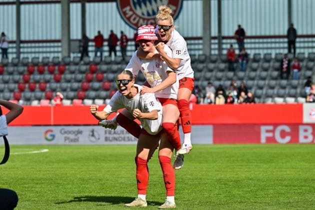 Google Pixel Frauen-Bundesliga; FC Bayern München - SC Freiburg; 27.04.2025 die Spielerinnen des FC Bayern feiern die Meisterschaft nach dem Heimsieg gegen den SC Freiburg Frauen Bundesliga: FC Bayern Muenchen - SC Freiburg, FC Bayern Campus am 27.04.2025 Klara BUEHL (FCB 17), Sydney LOHMANN (FCB 12) und Linda DALLMANN (FCB 10) Copyright: xBEAUTIFULxSPORTS Goldbergx