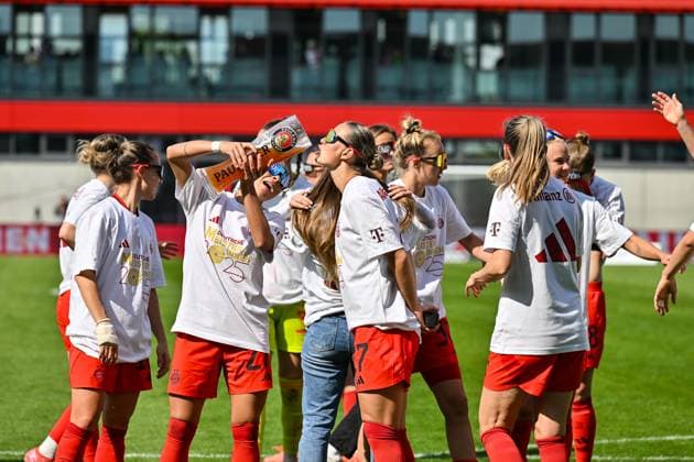 Google Pixel Frauen-Bundesliga; FC Bayern München - SC Freiburg; 27.04.2025 Die Spielerinnen des FC Bayern feiern die Meisterschaft nach dem Heimsieg gegen den SC Freiburg Frauen Bundesliga: FC Bayern Muenchen - SC Freiburg, FC Bayern Campus am 27.04.2025 Arianna CARUSO (FC Bayern Muenchen Frauen 27) gibt Klara BUEHL (FCB 17) einen Schluck auf dem Paulaner Bierkrug Bierglas Copyright: xBEAUTIFULxSPORTS Goldbergx