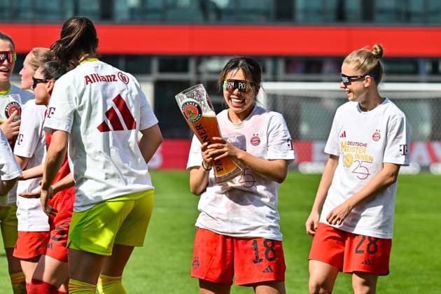 Google Pixel Frauen-Bundesliga; FC Bayern München - SC Freiburg; 27.04.2025 Die Spielerinnen des FC Bayern feiern die Meisterschaft nach dem Heimsieg gegen den SC Freiburg Frauen Bundesliga: FC Bayern Muenchen - SC Freiburg, FC Bayern Campus am 27.04.2025 Momoko TANIKAWA (FC Bayern Frauen 18) mit Paulaner Bierkrug Copyright: xBEAUTIFULxSPORTS Goldbergx
