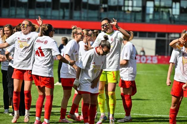 Google Pixel Frauen-Bundesliga; FC Bayern München - SC Freiburg; 27.04.2025 Die Spielerinnen des FC Bayern feiern die Meisterschaft nach dem Heimsieg gegen den SC Freiburg Frauen Bundesliga: FC Bayern Muenchen - SC Freiburg, FC Bayern Campus am 27.04.2025 Copyright: xBEAUTIFULxSPORTS Goldbergx