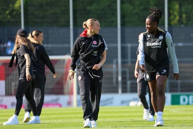 Köln, Deutschland 27. April 2025: 1. BL - Frauen - 2024 2025 - 1. FC Köln vs. Eintracht Frankfurt Im Bild: v.li. Sophie Nachtigall (Eintracht Frankfurt) und Nicole Anyomi (Eintracht Frankfurt) bei der Platzbegehung in Köln DFB regulations prohibit any use of photographs as image sequences and or quasi-video Rhein-Energie-Stadion Nordrhein Westfalen Copyright: xFotostandx xFantinix