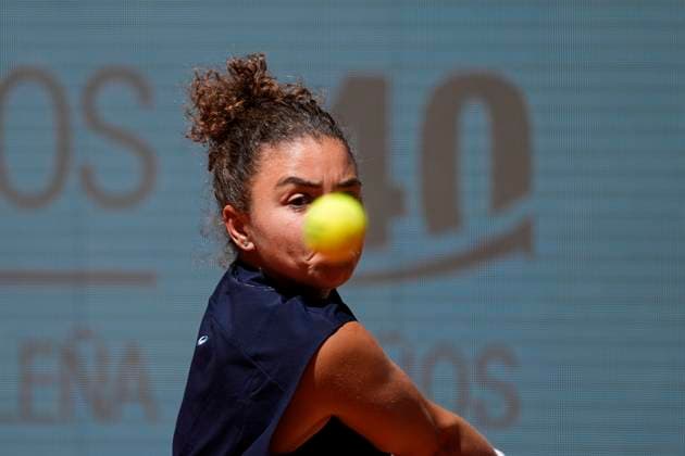April 27, 2025, Madrid, Madrid, Spain: Jasmine Paolini of Italy in action against Maria Sakkari of Greece during the Mutua Madrid Open 2025, ATP, Tennis Herren Masters 1000 and WTA, Tennis Damen 1000 tennis tournament, celebrated at Caja Magica on April 27, 2025 in Madrid, Spain. Madrid Spain - ZUMAa181 20250427_zaa_a181_156 Copyright: xOscarxJ.xBarrosox