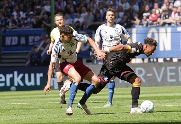 Daniel Elfadli (HSV), Bambase Conte (Karlsruher SC) Fussball, Herren, Saison 2024 2025, 2.BL, Volksparkstadion, Hamburger SV gegen Karlsruher SC, 1-2 DFL REGULATIONS PROHIBIT ANY USE OF PHOTOGRAPHS AS IMAGE SEQUENCES AND OR QUASI-VIDEO.