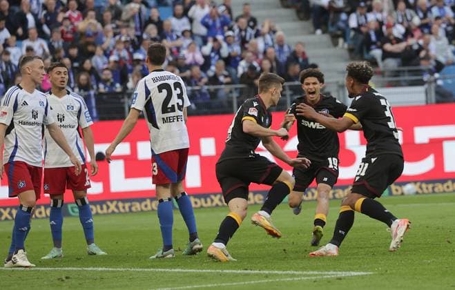Tor 1-2 durch Marvin Wanitzek (Karlsruher SC), Jubel waehrend die Hamburger entsetzt sind Fussball, Herren, Saison 2024 2025, 2.BL, Volksparkstadion, Hamburger SV gegen Karlsruher SC, 1-2 DFL REGULATIONS PROHIBIT ANY USE OF PHOTOGRAPHS AS IMAGE SEQUENCES AND OR QUASI-VIDEO.