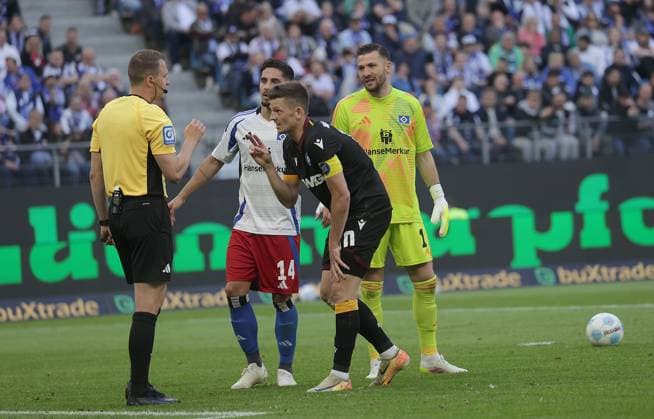 Diskussion ob der Treffer zum 1-2 zaehlt, Schiedsrichter Florian Lechner, Marvin Wanitzek (Karlsruher SC), Ludovit Reis (HSV), Daniel Heuer Fernandes (HSV) Fussball, Herren, Saison 2024 2025, 2.BL, Volksparkstadion, Hamburger SV gegen Karlsruher SC, 1-2 DFL REGULATIONS PROHIBIT ANY USE OF PHOTOGRAPHS AS IMAGE SEQUENCES AND OR QUASI-VIDEO.