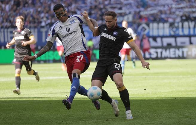 Davie Selke (HSV), Christoph Kobald (Karlsruher SC) Fussball, Herren, Saison 2024 2025, 2.BL, Volksparkstadion, Hamburger SV gegen Karlsruher SC, 1-2 DFL REGULATIONS PROHIBIT ANY USE OF PHOTOGRAPHS AS IMAGE SEQUENCES AND OR QUASI-VIDEO.