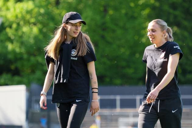 Köln, Deutschland 27. April 2025: 1. BL - Frauen - 2024 2025 - 1. FC Köln vs. Eintracht Frankfurt Im Bild: v.li. Sophia Kleinherne (Eintracht Frankfurt) und Elisa Senß Senss (Eintracht Frankfurt) bei der Platzbegehung in Köln DFB regulations prohibit any use of photographs as image sequences and or quasi-video Rhein-Energie-Stadion Nordrhein Westfalen Copyright: xFotostandx xFantinix