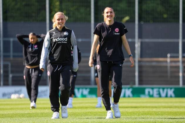 Köln, Deutschland 27. April 2025: 1. BL - Frauen - 2024 2025 - 1. FC Köln vs. Eintracht Frankfurt Im Bild: v.li. Pernille Sanvig (Eintracht Frankfurt) und Lara Prasnikar (Eintracht Frankfurt) bei der Platzbegehung in Köln DFB regulations prohibit any use of photographs as image sequences and or quasi-video Rhein-Energie-Stadion Nordrhein Westfalen Copyright: xFotostandx xFantinix