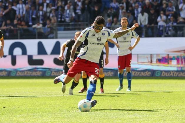 27.04.2025, xtgx, Fussball 2. Bundesliga, Hamburger SV - Karlsruher SC emspor, v.l. Davie Selke (HSV, 27) schiesst Tor, schießt, Torschuetze, erzielt Tor, Treffer, scores the goal 1:1 (DFL DFB REGULATIONS PROHIBIT ANY USE OF PHOTOGRAPHS as IMAGE SEQUENCES and or QUASI-VIDEO) Hamburg
