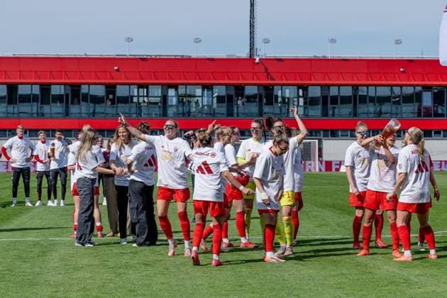 Die Muenchnerinnen feiern ausgelassen den vorzeitigen Gewinn der Deutschen Meisterschaft der Google Pixel Frauen Bundesliga FC Bayern Muenchen Frauen vs. SC Freiburg, Fussball, Google Pixel Frauen-Bundesliga, 20. Spieltag, Saison 2024 2025, 27.04.2025. (DFL DFB REGULATIONS PROHIBIT ANY USE OF PHOTOGRAPHS as IMAGE SEQUENCES and or QUASI-VIDEO). FC Bayern Muenchen Frauen vs. SC Freiburg, Fussball, Google Pixel Frauen-Bundesliga, 20. Spieltag, Saison 2024 2025, 27.04.2025. Muenchen Copyright: xEibner-Pressefoto HeikexFeinerx EP_HFR