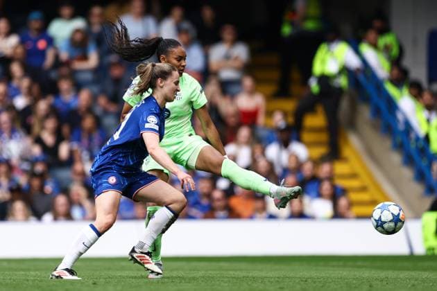 Chelsea v Barcelona Women 27 April 2025, London - UEFA Women s Champions League - Semi Final - Second Leg - Chelsea v Barcelona - Salma Paralluelo of Barcelona scores their fourth goal - Photo: Jacques Feeney Offside. London UK Copyright: xJacquesxFeeneyx xOffsidexOffside
