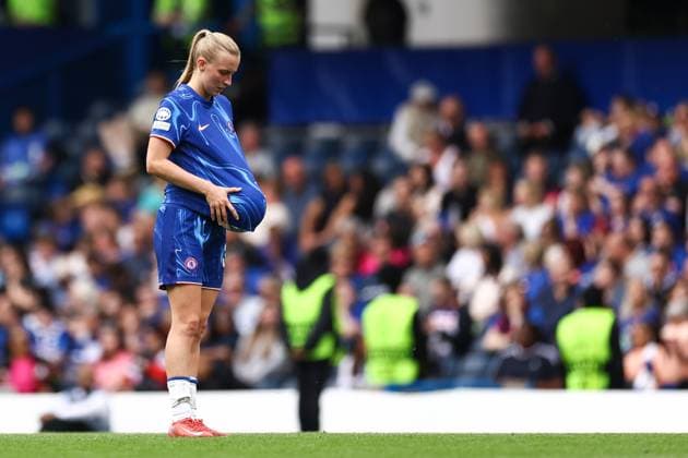 Chelsea v Barcelona Women 27 April 2025, London - UEFA Women s Champions League - Semi Final - Second Leg - Chelsea v Barcelona - Wieke Kaptein of Chelsea looks dejected - Photo: Jacques Feeney Offside. London UK Copyright: xJacquesxFeeneyx xOffsidexOffside