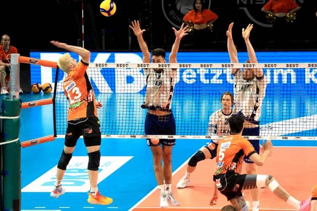 DEU, DVV, 1.VBL, BR Volleys vs. Lueneburg, 27.04.2025, Max-Schmeling-Halle, Berlin, DEU, DVV, 1.VBL, BR Volleys vs. Lueneburg, im Bild Ruben Schott (BR Volleys 13), Xander Ketrzynski (Lueneburg 11), Simon Torwie (Lueneburg 1)