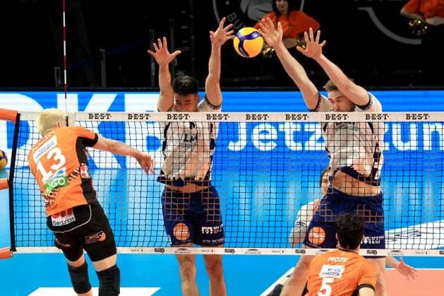 DEU, DVV, 1.VBL, BR Volleys vs. Lueneburg, 27.04.2025, Max-Schmeling-Halle, Berlin, DEU, DVV, 1.VBL, BR Volleys vs. Lueneburg, im Bild Ruben Schott (BR Volleys 13), Xander Ketrzynski (Lueneburg 11), Simon Torwie (Lueneburg 1)