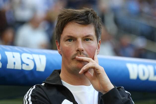 27.04.2025, xtgx, Fussball 2. Bundesliga, Hamburger SV - Karlsruher SC emspor, v.l. Merlin Polzin (HSV, Trainer) nachdenklich enttaeuscht, enttäuscht, schaut enttaeuscht, niedergeschlagen, disappointed (DFL DFB REGULATIONS PROHIBIT ANY USE OF PHOTOGRAPHS as IMAGE SEQUENCES and or QUASI-VIDEO) Hamburg