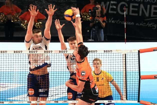 DEU, DVV, 1.VBL, BR Volleys vs. Lueneburg, 27.04.2025, Max-Schmeling-Halle, Berlin, DEU, DVV, 1.VBL, BR Volleys vs. Lueneburg, im Bild Jake Hanes (BR Volleys 22), Simon Torwie (Lueneburg 1), Michael Wright (Lueneburg 3)