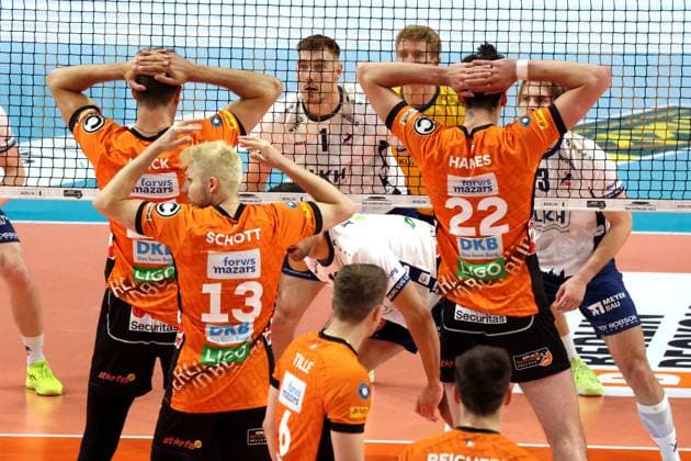 DEU, DVV, 1.VBL, BR Volleys vs. Lueneburg, 27.04.2025, Max-Schmeling-Halle, Berlin, DEU, DVV, 1.VBL, BR Volleys vs. Lueneburg, im Bild BR Volleys-Spielermauer, Ruben Schott (BR Volleys 13), Jake Hanes (BR Volleys 22), Tobias Krick (BR Volleys 21)