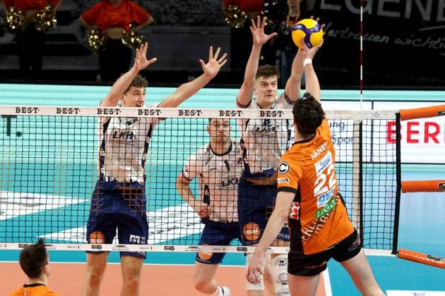 DEU, DVV, 1.VBL, BR Volleys vs. Lueneburg, 27.04.2025, Max-Schmeling-Halle, Berlin, DEU, DVV, 1.VBL, BR Volleys vs. Lueneburg, im Bild Jake Hanes (BR Volleys 22), Joscha Kunstmann (Lueneburg 7), Theo Mohwinkel (Lueneburg 8)