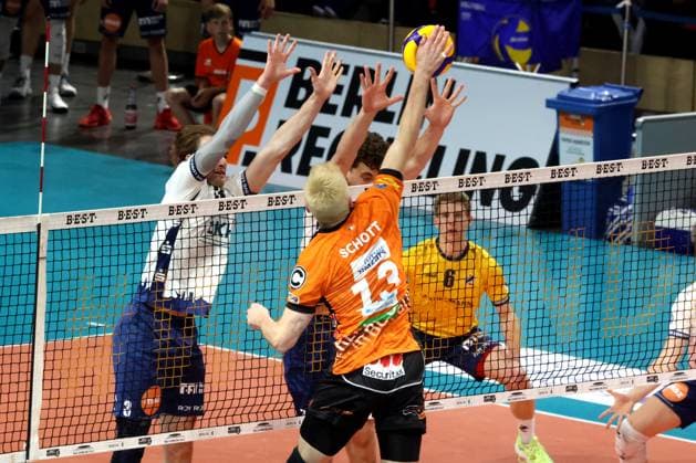 DEU, DVV, 1.VBL, BR Volleys vs. Lueneburg, 27.04.2025, Max-Schmeling-Halle, Berlin, DEU, DVV, 1.VBL, BR Volleys vs. Lueneburg, im Bild Ruben Schott (BR Volleys 13), Michael Wright (Lueneburg 3), Joscha Kunstmann (Lueneburg 7), Gage Worsley (Lueneburg 6)