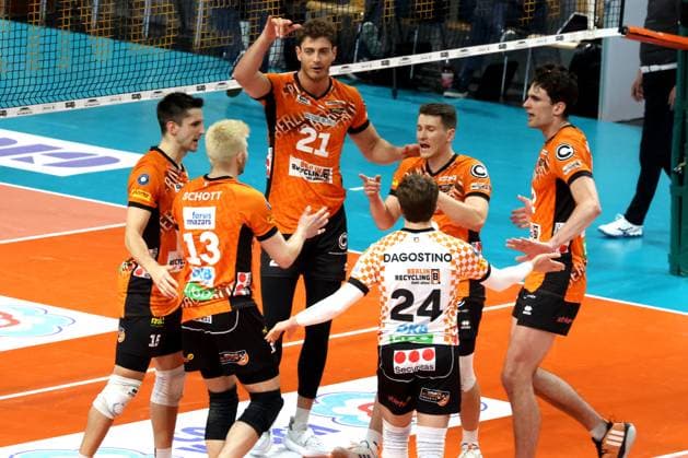 DEU, DVV, 1.VBL, BR Volleys vs. Lueneburg, 27.04.2025, Max-Schmeling-Halle, Berlin, DEU, DVV, 1.VBL, BR Volleys vs. Lueneburg, im Bild BR Volleys-Spielerkreis