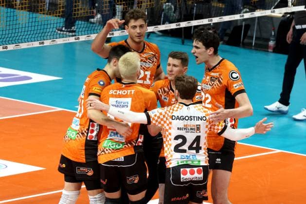 DEU, DVV, 1.VBL, BR Volleys vs. Lueneburg, 27.04.2025, Max-Schmeling-Halle, Berlin, DEU, DVV, 1.VBL, BR Volleys vs. Lueneburg, im Bild BR Volleys-Spielerkreis