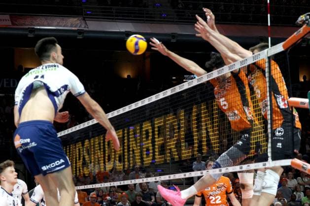 DEU, DVV, 1.VBL, BR Volleys vs. Lueneburg, 27.04.2025, Max-Schmeling-Halle, Berlin, DEU, DVV, 1.VBL, BR Volleys vs. Lueneburg, im Bild Nehemiah Mote (BR Volleys 5), Moritz Reichert (BR Volleys 15), Xander Ketrzynski (Lueneburg 11)