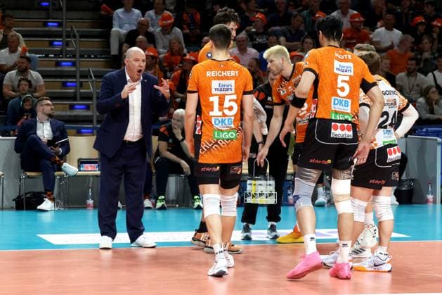 DEU, DVV, 1.VBL, BR Volleys vs. Lueneburg, 27.04.2025, Max-Schmeling-Halle, Berlin, DEU, DVV, 1.VBL, BR Volleys vs. Lueneburg, im Bild BR Trainer Joel Banks (BR Volleys), Volleys-Spielerkreis