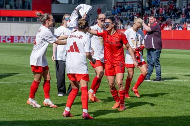 Die Muenchnerinnen feiern ausgelassen den vorzeitigen Gewinn der Deutschen Meisterschaft der Google Pixel Frauen Bundesliga FC Bayern Muenchen Frauen vs. SC Freiburg, Fussball, Google Pixel Frauen-Bundesliga, 20. Spieltag, Saison 2024 2025, 27.04.2025. (DFL DFB REGULATIONS PROHIBIT ANY USE OF PHOTOGRAPHS as IMAGE SEQUENCES and or QUASI-VIDEO). FC Bayern Muenchen Frauen vs. SC Freiburg, Fussball, Google Pixel Frauen-Bundesliga, 20. Spieltag, Saison 2024 2025, 27.04.2025. Muenchen Copyright: xEibner-Pressefoto HeikexFeinerx EP_HFR