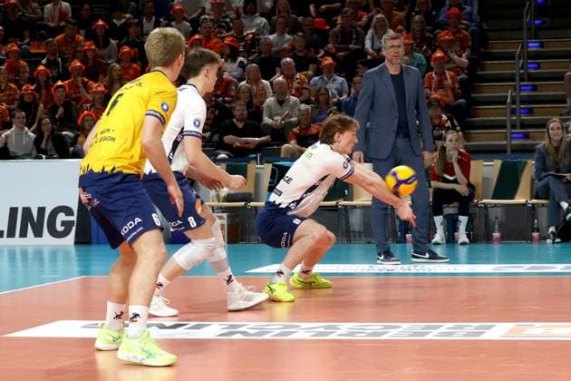 DEU, DVV, 1.VBL, BR Volleys vs. Lueneburg, 27.04.2025, Max-Schmeling-Halle, Berlin, DEU, DVV, 1.VBL, BR Volleys vs. Lueneburg, im Bild Ballannahme von Oskar Espeland (Lueneburg 9), Theo Mohwinkel (Lueneburg 8), Gage Worsley (Lueneburg 6), Trainer Stefan Huebner (Lueneburg)
