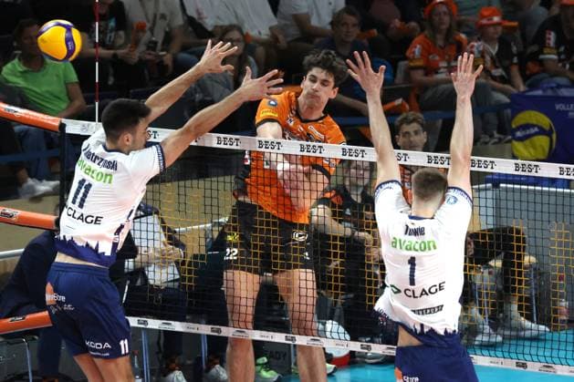 DEU, DVV, 1.VBL, BR Volleys vs. Lueneburg, 27.04.2025, Max-Schmeling-Halle, Berlin, DEU, DVV, 1.VBL, BR Volleys vs. Lueneburg, im Bild Jake Hanes (BR Volleys 22), Xander Ketrzynski (Lueneburg 11), Simon Torwie (Lueneburg 1)