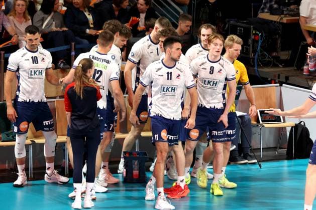 DEU, DVV, 1.VBL, BR Volleys vs. Lueneburg, 27.04.2025, Max-Schmeling-Halle, Berlin, DEU, DVV, 1.VBL, BR Volleys vs. Lueneburg, im Bild Lueneburger-Spielerkreis