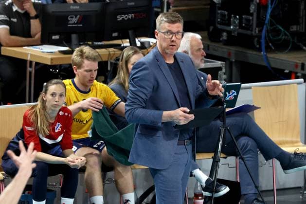 DEU, DVV, 1.VBL, BR Volleys vs. Lueneburg, 27.04.2025, Max-Schmeling-Halle, Berlin, DEU, DVV, 1.VBL, BR Volleys vs. Lueneburg, im Bild Trainer Stefan Huebner (Lueneburg)