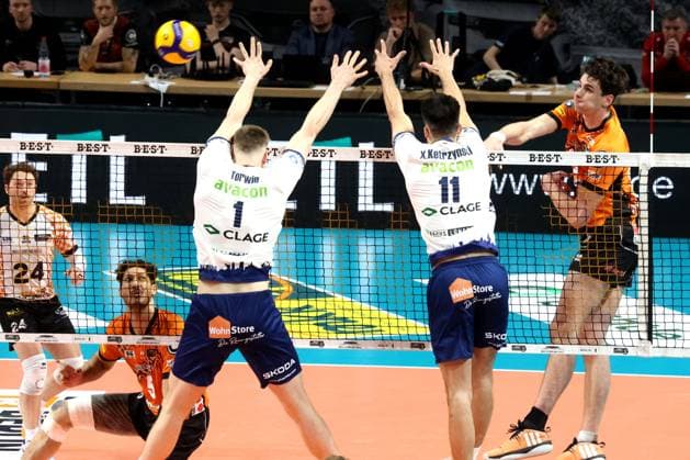 DEU, DVV, 1.VBL, BR Volleys vs. Lueneburg, 27.04.2025, Max-Schmeling-Halle, Berlin, DEU, DVV, 1.VBL, BR Volleys vs. Lueneburg, im Bild Moritz Reichert (BR Volleys 15), Simon Torwie (Lueneburg 1), Michael Wright (Lueneburg 3)