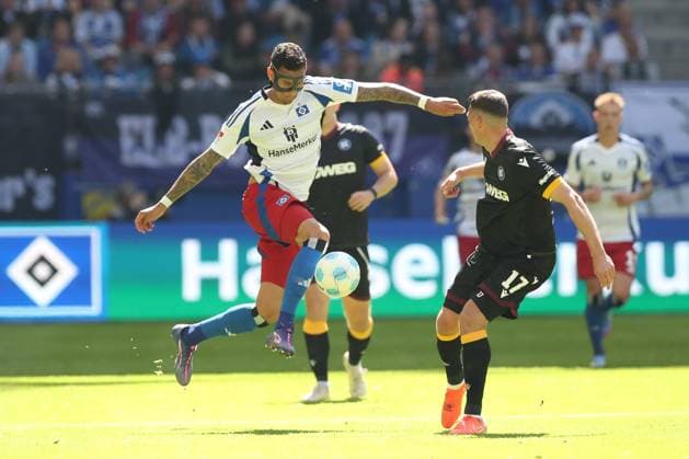 27.04.2025, xtgx, Fussball 2. Bundesliga, Hamburger SV - Karlsruher SC emspor, v.l. Davie Selke (HSV, 27), Nicolai Rapp (Karlsruhe, 17) (DFL DFB REGULATIONS PROHIBIT ANY USE OF PHOTOGRAPHS as IMAGE SEQUENCES and or QUASI-VIDEO) Hamburg