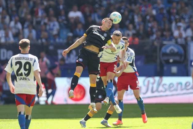 27.04.2025, xtgx, Fussball 2. Bundesliga, Hamburger SV - Karlsruher SC emspor, v.l. Marvin Wanitzek (Karlsruhe, 10), Silvan Hefti (HSV, 30) Zweikampf, Duell, Kampf, tackle (DFL DFB REGULATIONS PROHIBIT ANY USE OF PHOTOGRAPHS as IMAGE SEQUENCES and or QUASI-VIDEO) Hamburg