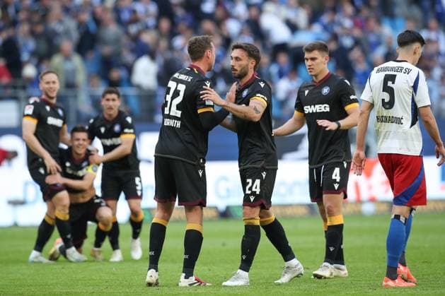 27.04.2025, xtgx, Fussball 2. Bundesliga, Hamburger SV - Karlsruher SC emspor, v.l. KSC Jubel ueber den Sieg, Jubel nach Spielende (DFL DFB REGULATIONS PROHIBIT ANY USE OF PHOTOGRAPHS as IMAGE SEQUENCES and or QUASI-VIDEO) Hamburg