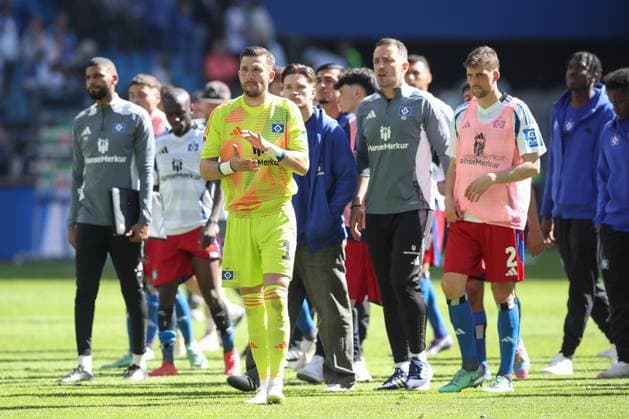 27.04.2025, xtgx, Fussball 2. Bundesliga, Hamburger SV - Karlsruher SC emspor, v.l. Daniel Heuer Fernandes (HSV, 1) Bedankt sich bei den Fans enttaeuscht, enttäuscht, schaut enttaeuscht, niedergeschlagen, disappointed (DFL DFB REGULATIONS PROHIBIT ANY USE OF PHOTOGRAPHS as IMAGE SEQUENCES and or QUASI-VIDEO) Hamburg