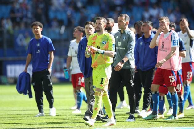 27.04.2025, xtgx, Fussball 2. Bundesliga, Hamburger SV - Karlsruher SC emspor, v.l. Daniel Heuer Fernandes (HSV, 1) Bedankt sich bei den Fans enttaeuscht, enttäuscht, schaut enttaeuscht, niedergeschlagen, disappointed (DFL DFB REGULATIONS PROHIBIT ANY USE OF PHOTOGRAPHS as IMAGE SEQUENCES and or QUASI-VIDEO) Hamburg