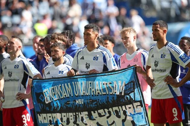 27.04.2025, xtgx, Fussball 2. Bundesliga, Hamburger SV - Karlsruher SC emspor, v.l. HSV mit einem Banner der Fans, gemeinsam unaufhaltsam enttaeuscht, enttäuscht, schaut enttaeuscht, niedergeschlagen, disappointed Bedankt sich bei den Fans (DFL DFB REGULATIONS PROHIBIT ANY USE OF PHOTOGRAPHS as IMAGE SEQUENCES and or QUASI-VIDEO) Hamburg