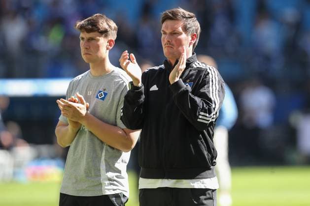 27.04.2025, xtgx, Fussball 2. Bundesliga, Hamburger SV - Karlsruher SC emspor, v.l. Merlin Polzin (HSV, Trainer) Bedankt sich bei den Fans (DFL DFB REGULATIONS PROHIBIT ANY USE OF PHOTOGRAPHS as IMAGE SEQUENCES and or QUASI-VIDEO) Hamburg