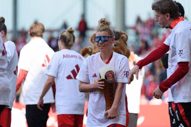 Linda Dallmann (10 FC Bayern Munich) with a big glass of beer after the Google Pixel Frauen Bundesliga match between FC Bayern Munich and SC Freiburg at FC Bayern Campus, Munich, Germany. (Sven Beyrich SPP) Copyright: xSvenxBeyrich SPPx spp-en-SvBe-20250427-D4S_0465