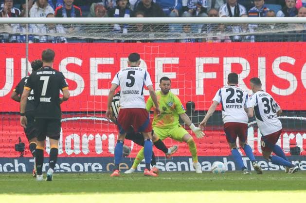 27.04.2025, xtgx, Fussball 2. Bundesliga, Hamburger SV - Karlsruher SC emspor, v.l. Marvin Wanitzek (Karlsruhe, 10) schiesst Tor, schießt, Torschuetze, erzielt Tor, Treffer, scores the goal 1:2 (DFL DFB REGULATIONS PROHIBIT ANY USE OF PHOTOGRAPHS as IMAGE SEQUENCES and or QUASI-VIDEO) Hamburg