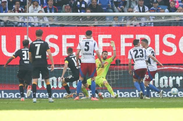 27.04.2025, xtgx, Fussball 2. Bundesliga, Hamburger SV - Karlsruher SC emspor, v.l. Marvin Wanitzek (Karlsruhe, 10) schiesst Tor, schießt, Torschuetze, erzielt Tor, Treffer, scores the goal 1:2 (DFL DFB REGULATIONS PROHIBIT ANY USE OF PHOTOGRAPHS as IMAGE SEQUENCES and or QUASI-VIDEO) Hamburg